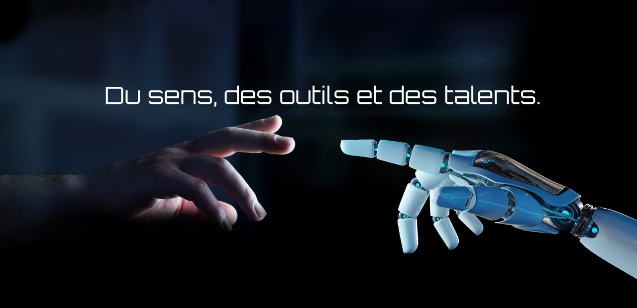 Hero homepage — main humaine et main robot se rejoignent sur fond bleu nuit cinématique. Visuel signature du site source Leader Social.